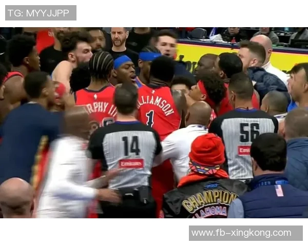 费尔斯冲突后情绪激动被拦截安全护送回更衣室过程引关注